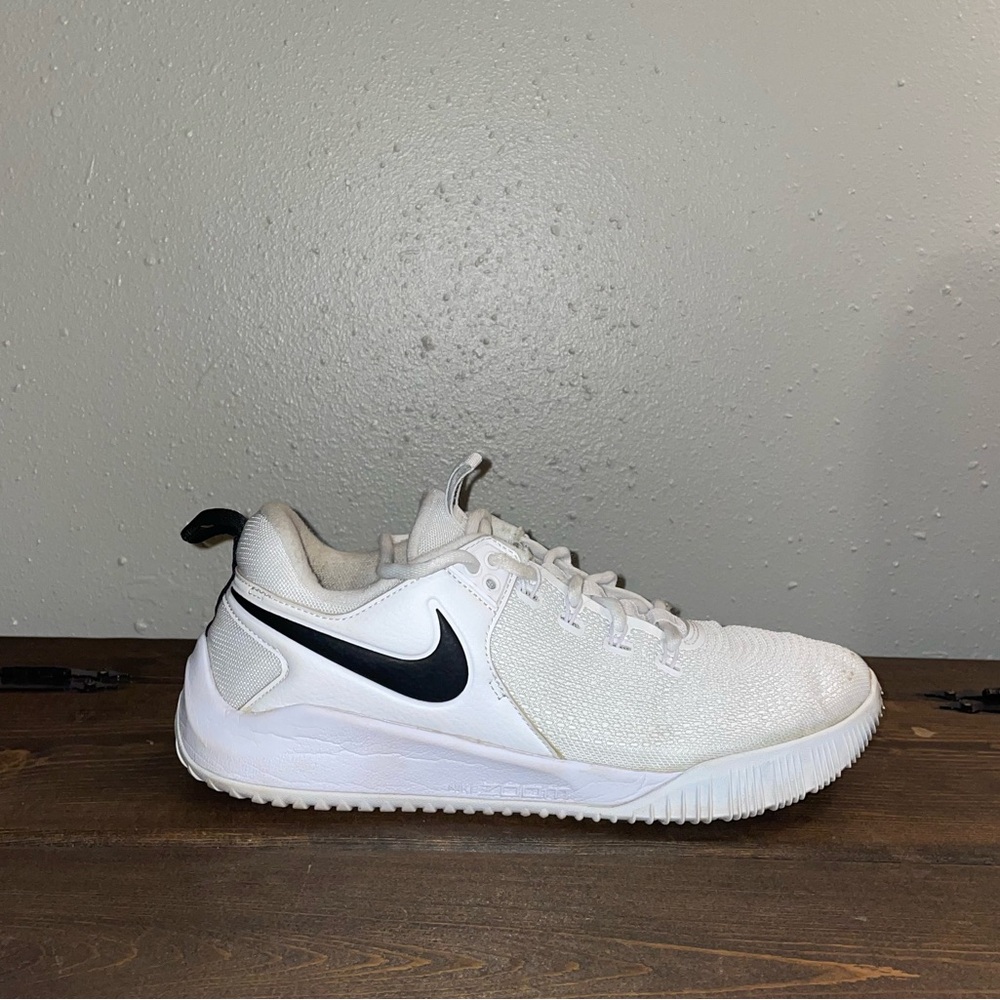 Nike Women’s Volleyball Shoes Size 10 - Picture 4 of 8